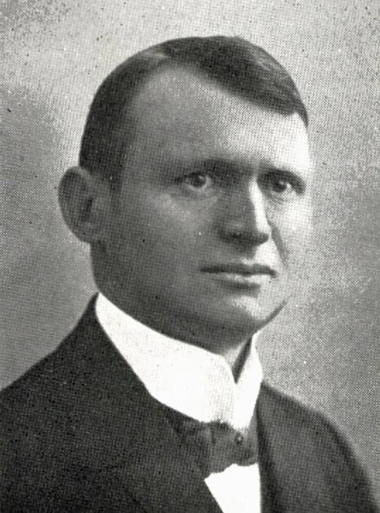 Portrait of Johan Osness (1872–1961) – memorial page