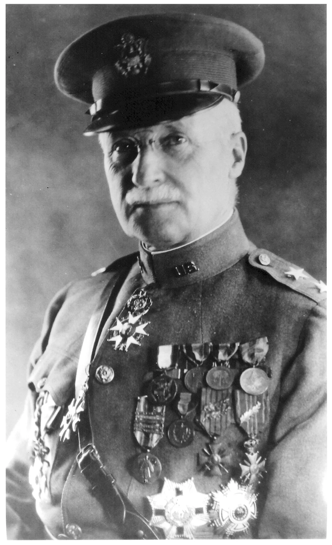 Porträt von Edward Mann Lewis (1863–1949) – Gedenkseite