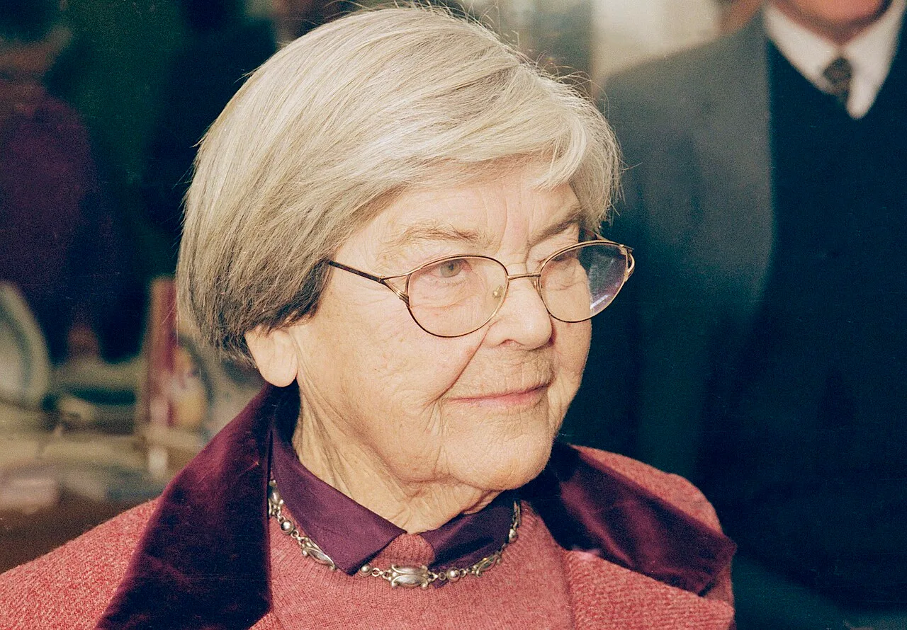 Portrait of Sheila Callender (1914–2004) – memorial page