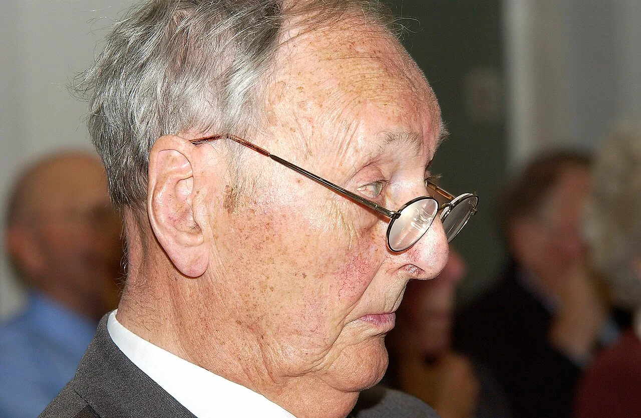 Portrait of Patrick Loudon Mollison (1914–2011) – memorial page