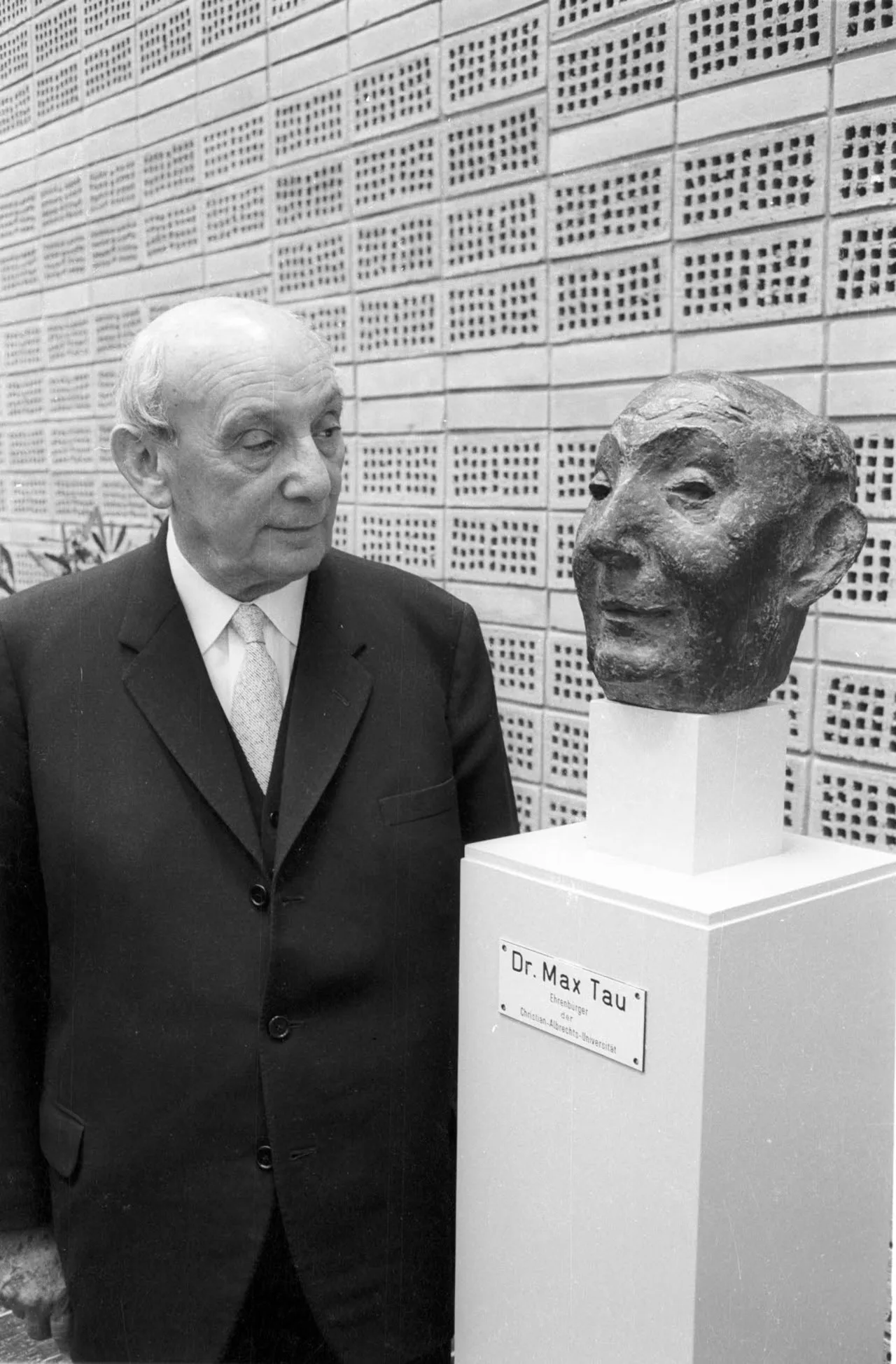 Portrait of Max Tau (1897–1976) – memorial page