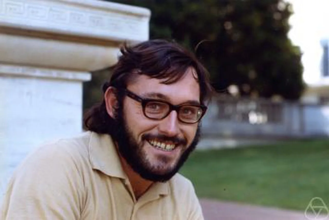 Porträt von Robert Devaney (1948–2025) – Gedenkseite