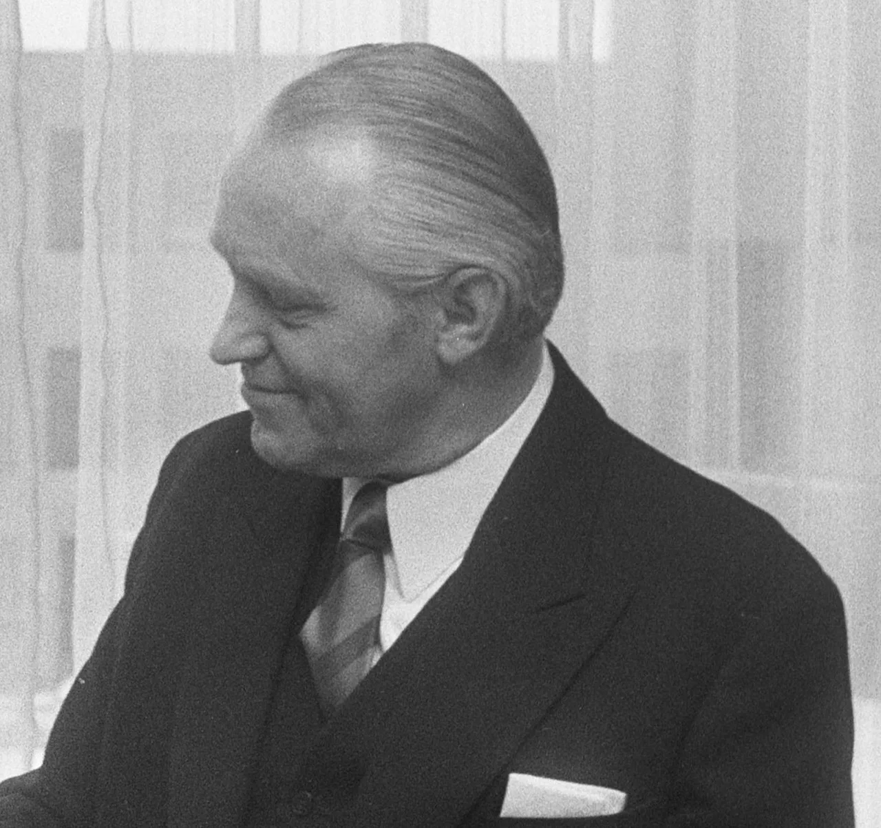 Portrait of Jan Dirk van der Harten (1918–1998) – memorial page