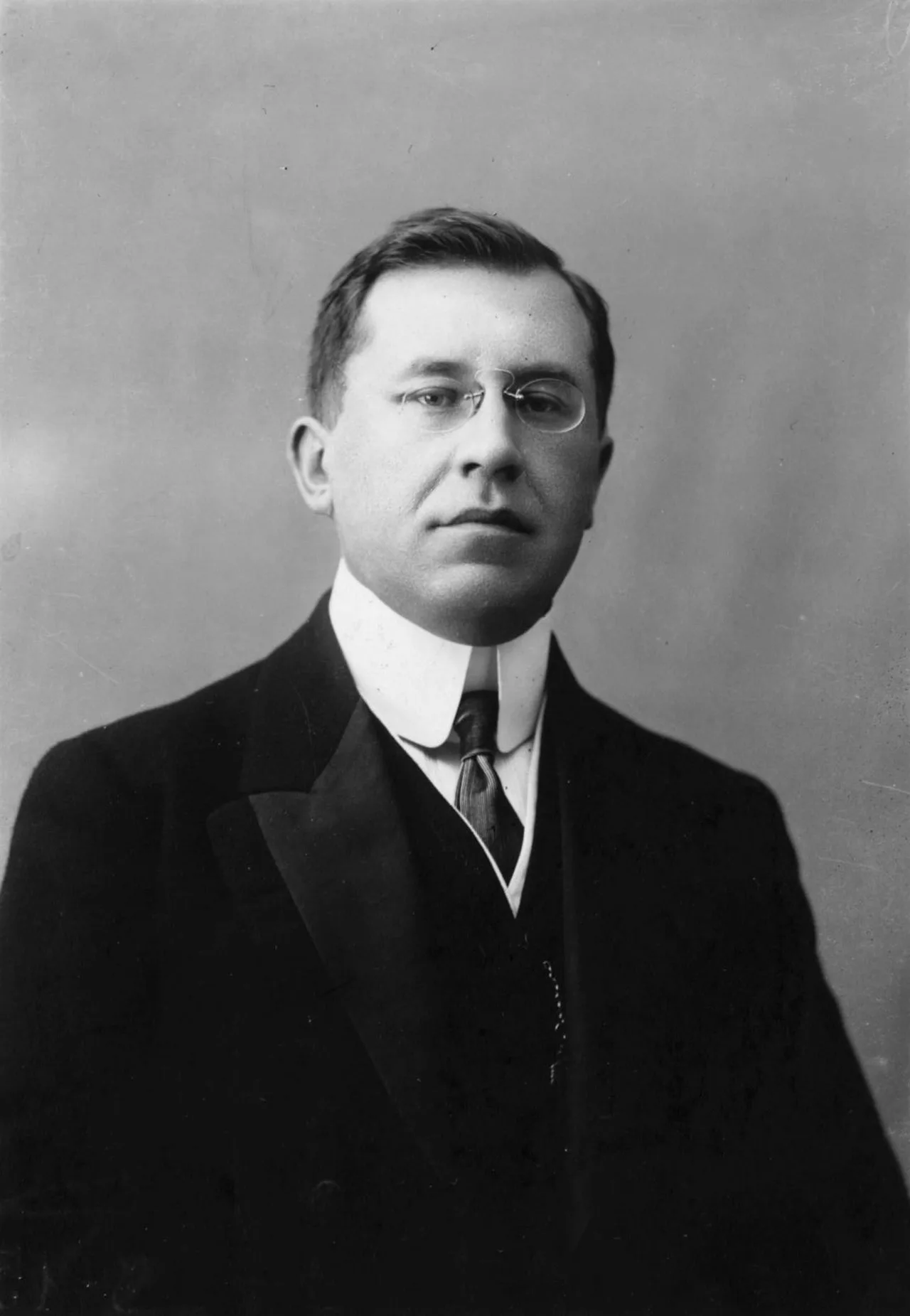 Porträt von Alexander Iwanowitsch Konowalow (1875–1949) – Gedenkseite