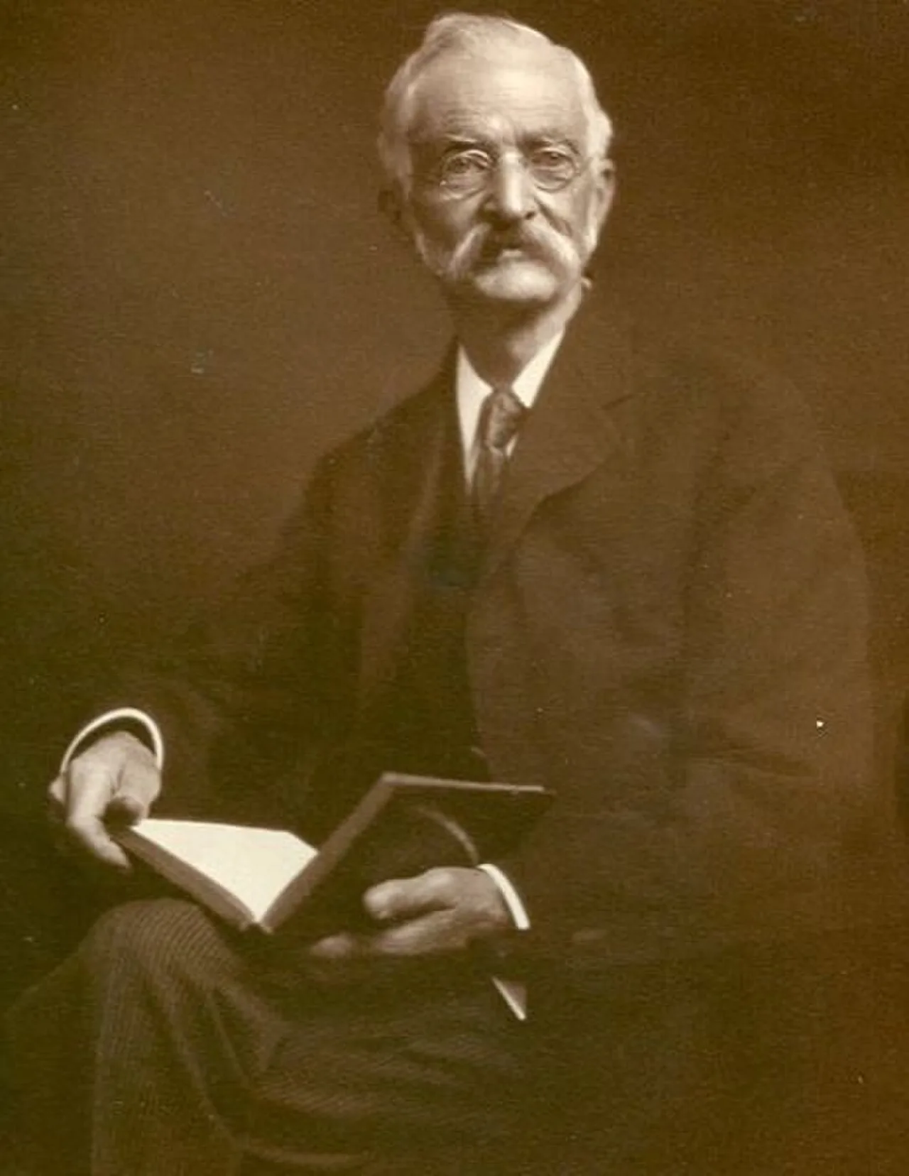Portrait of Algernon Thomas (1857–1937) – memorial page