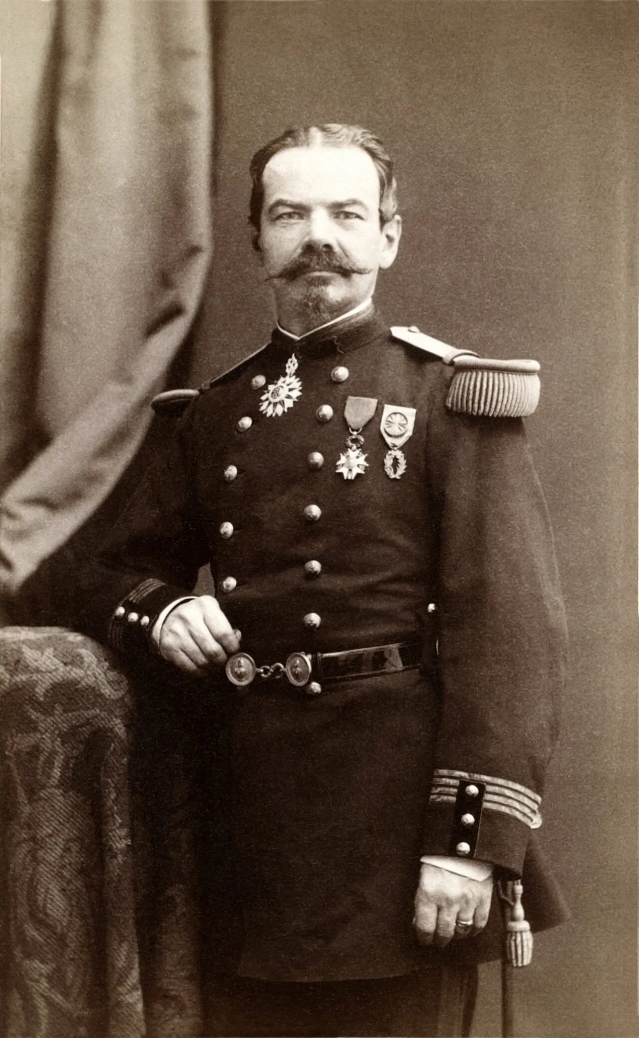 Porträt von Albert de Rochas (1837–1914) – Gedenkseite