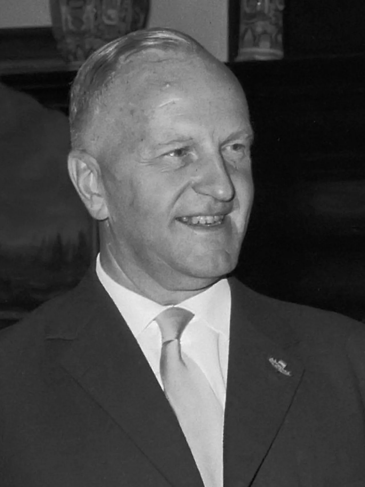 Portrait of Albert de Roos (1900–1978) – memorial page