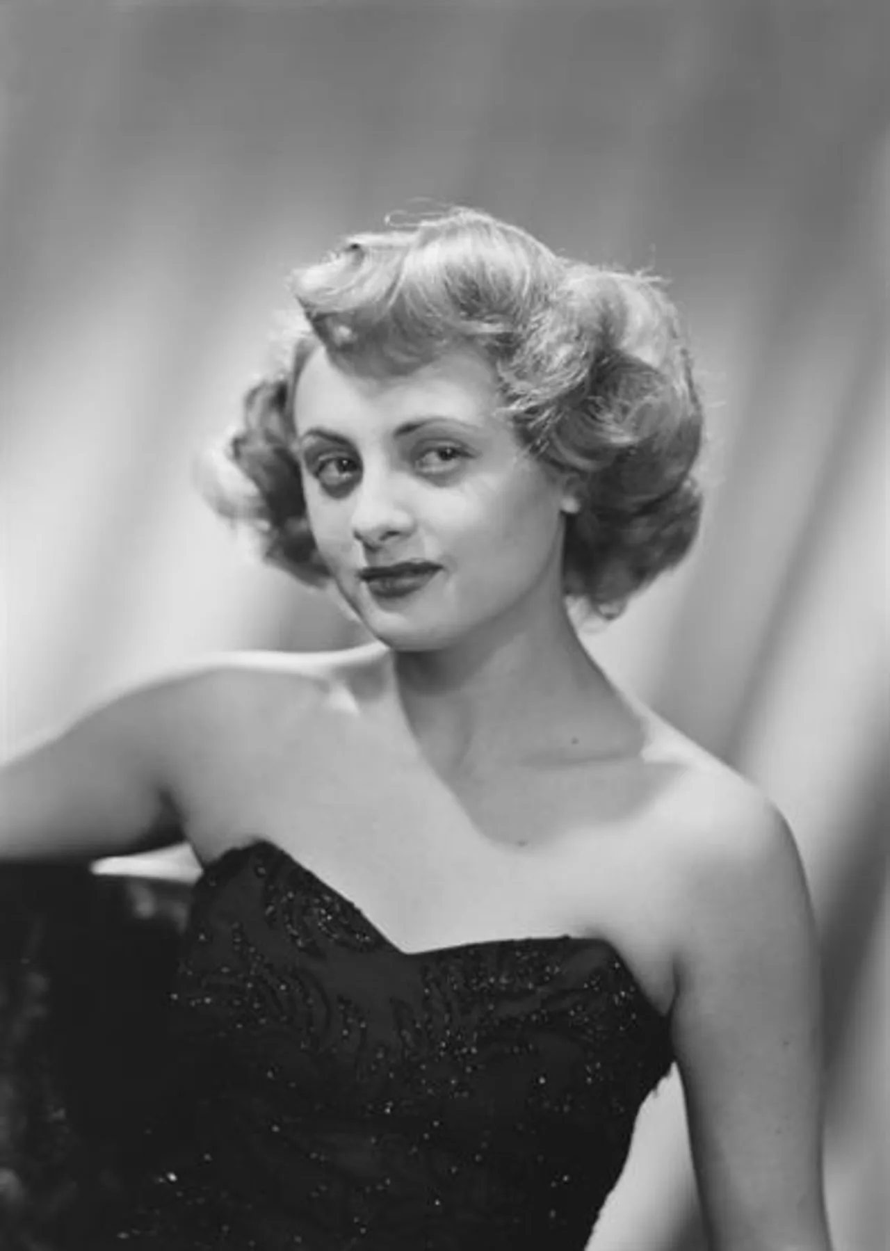 Portrait of Milú (1926–2008) – memorial page