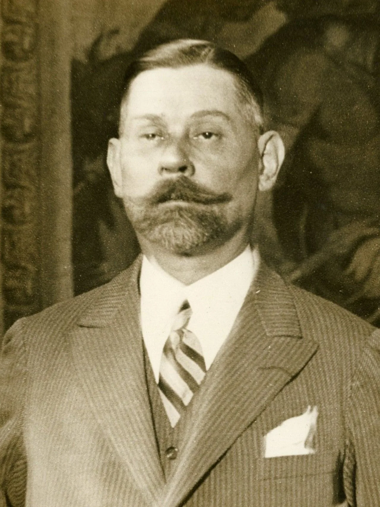 Porträt von Jacques-Louis Dumesnil (1882–1956) – Gedenkseite