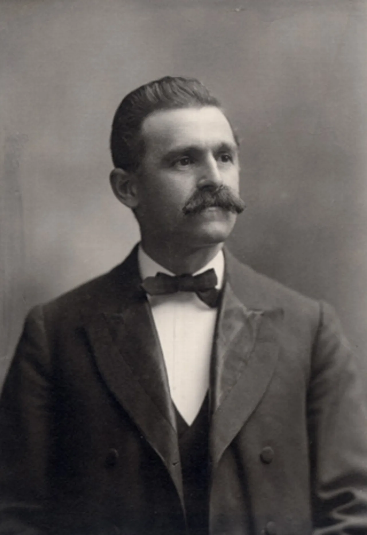 Portrait of Joseph-Édouard Caron (1866–1930) – memorial page