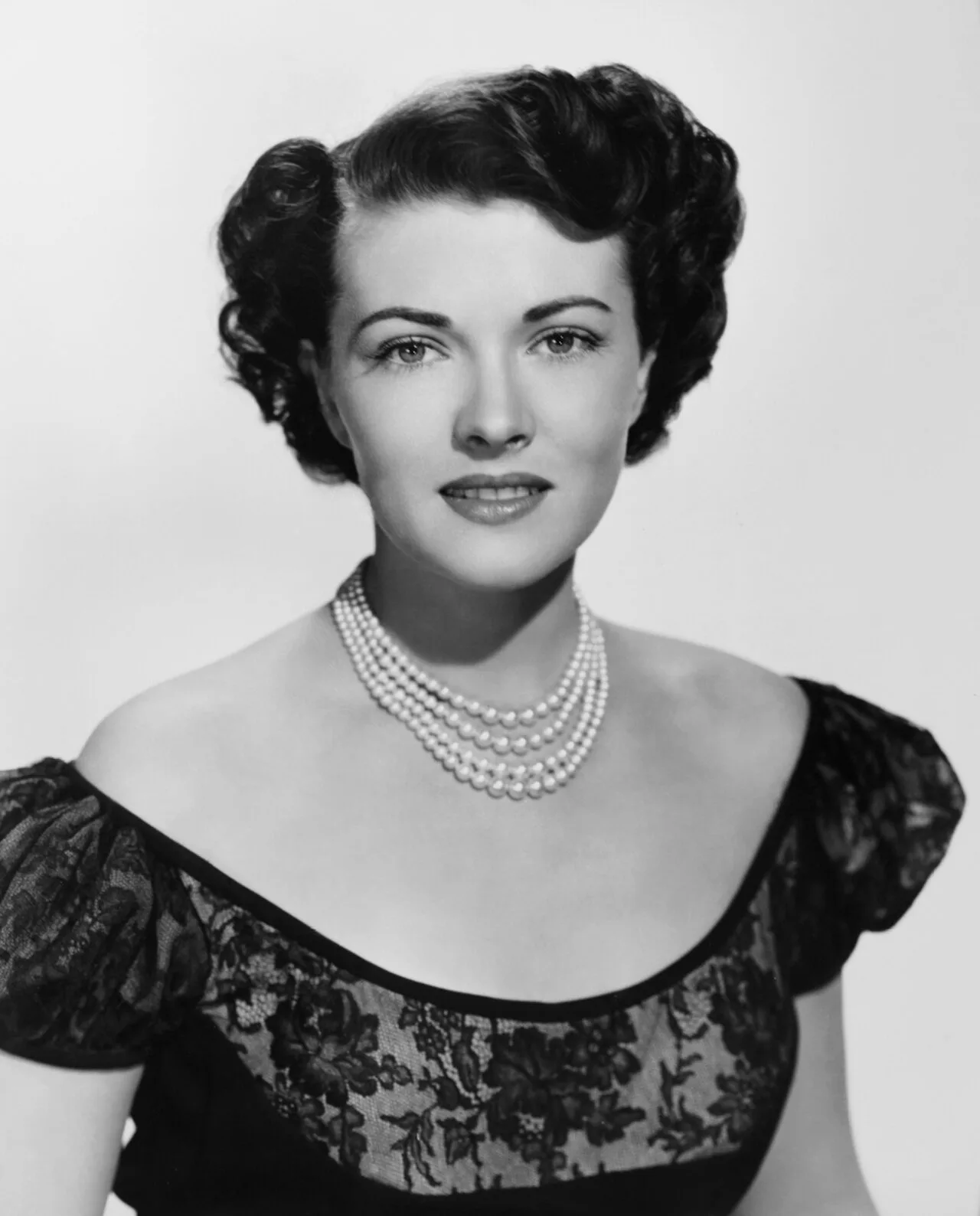 Portrait of Paula Raymond (1924–2003) – memorial page