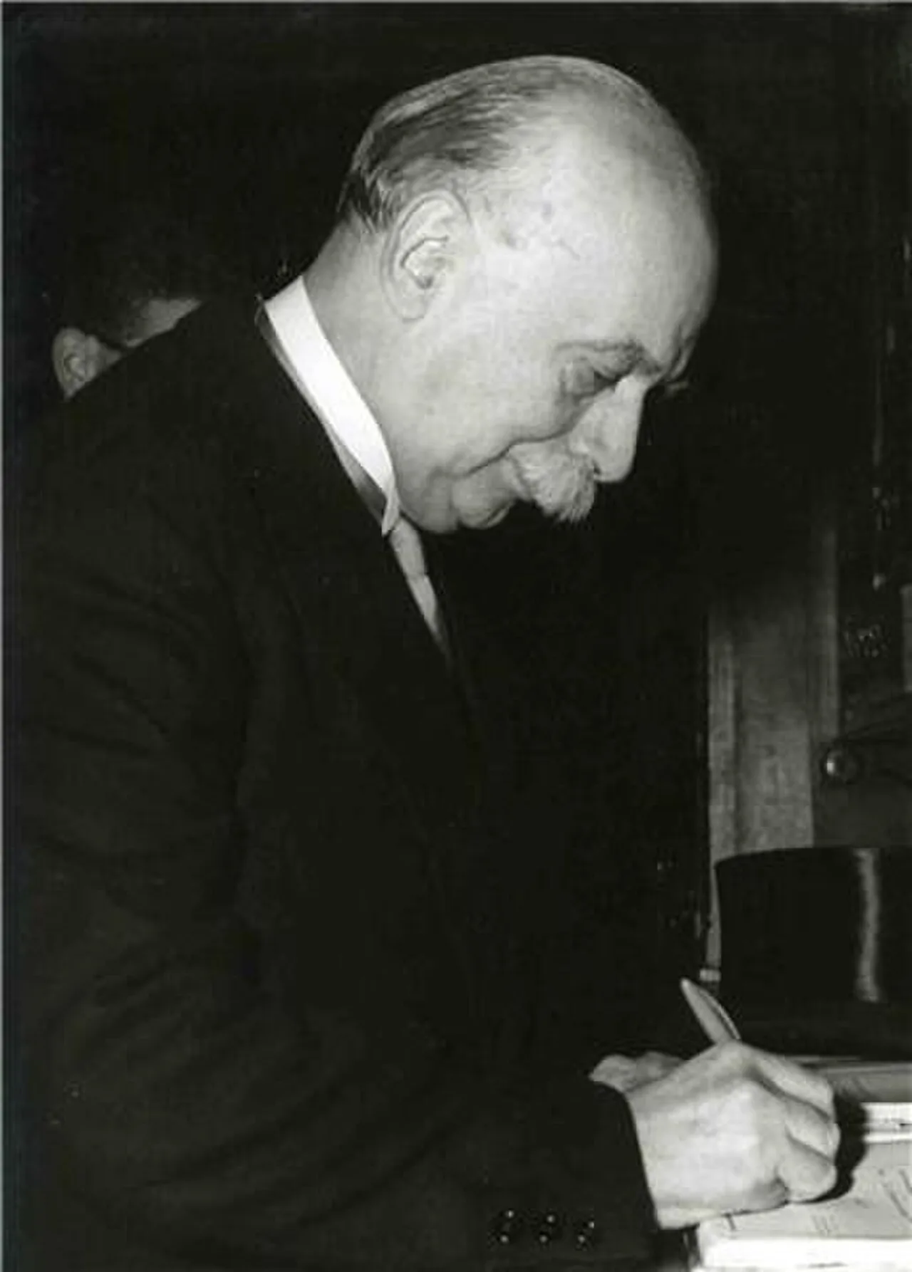 Porträt von Pierre-Eugène Fournier (1892–1972) – Gedenkseite