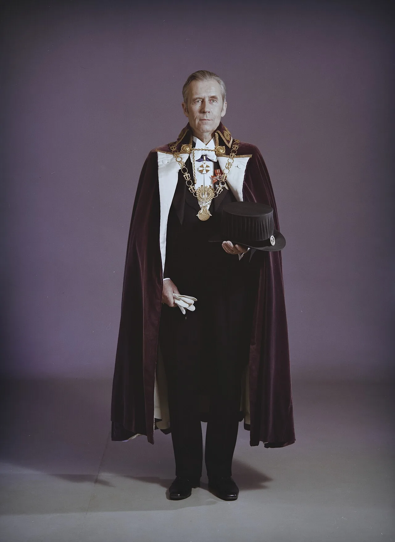 Portrait of Osmo Ikola (1918–2016) – memorial page