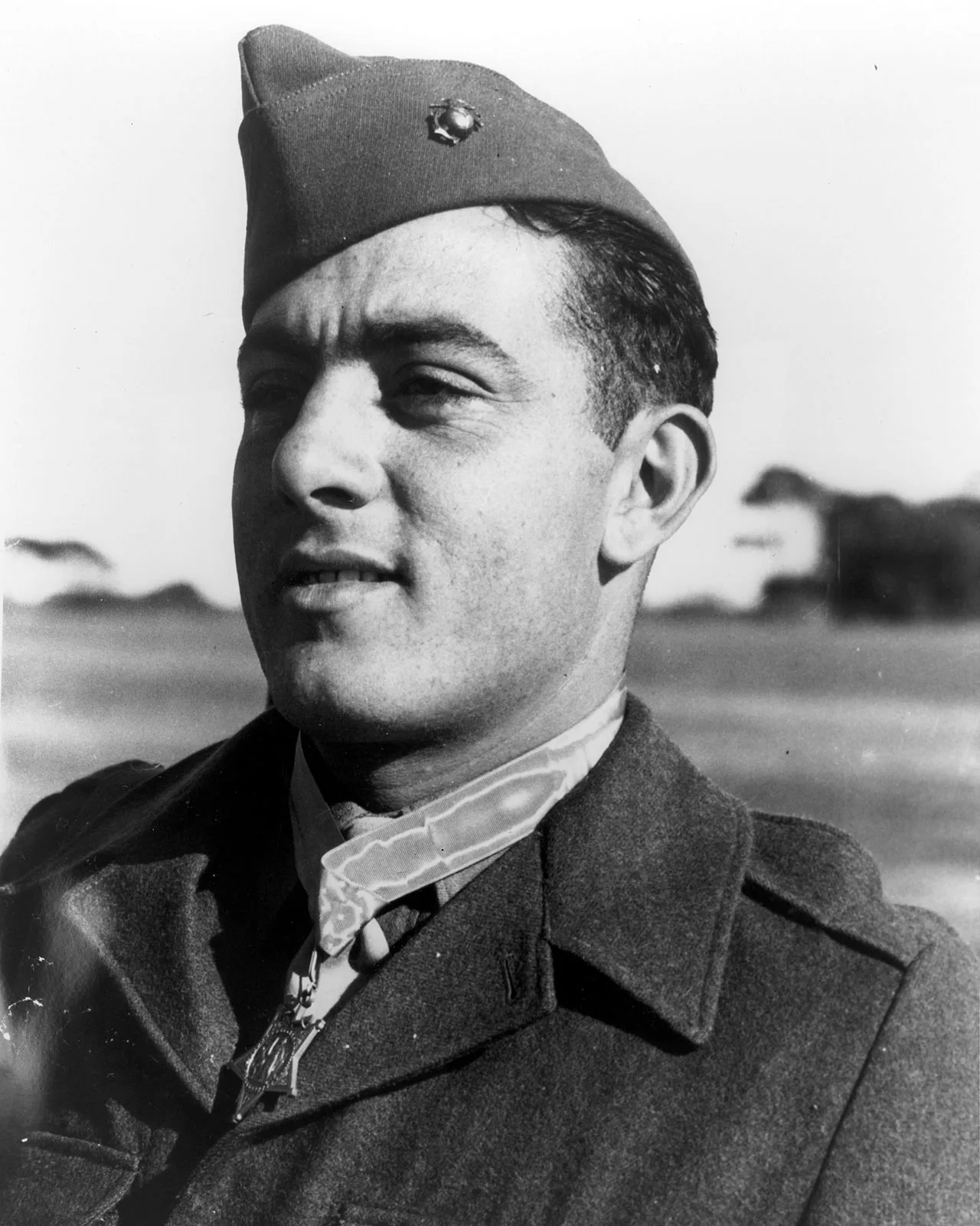 Porträt von John Basilone (1916–1945) – Gedenkseite