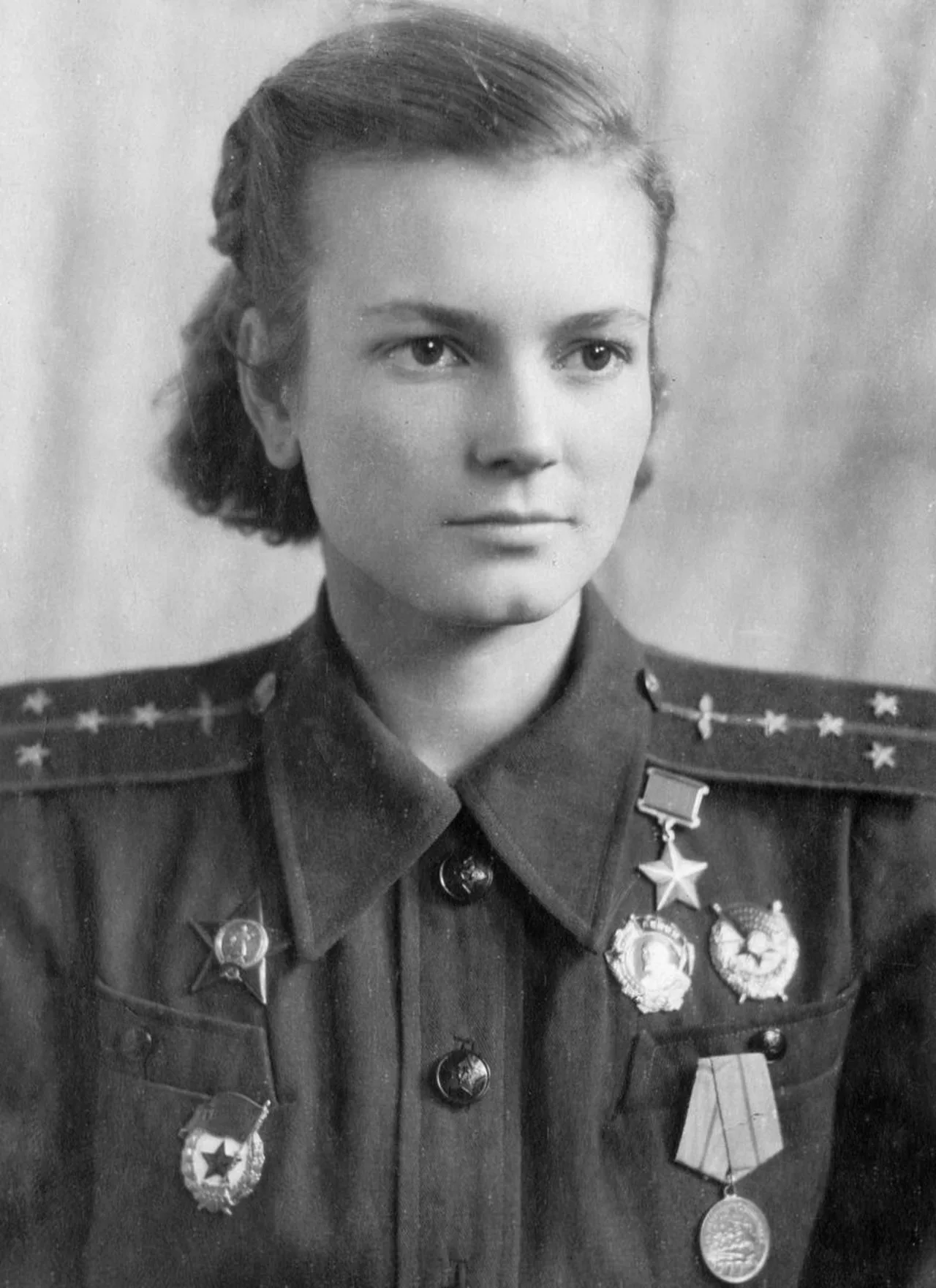 Porträt von Galina Iwanowna Dschunkowskaja (1922–1985) – Gedenkseite