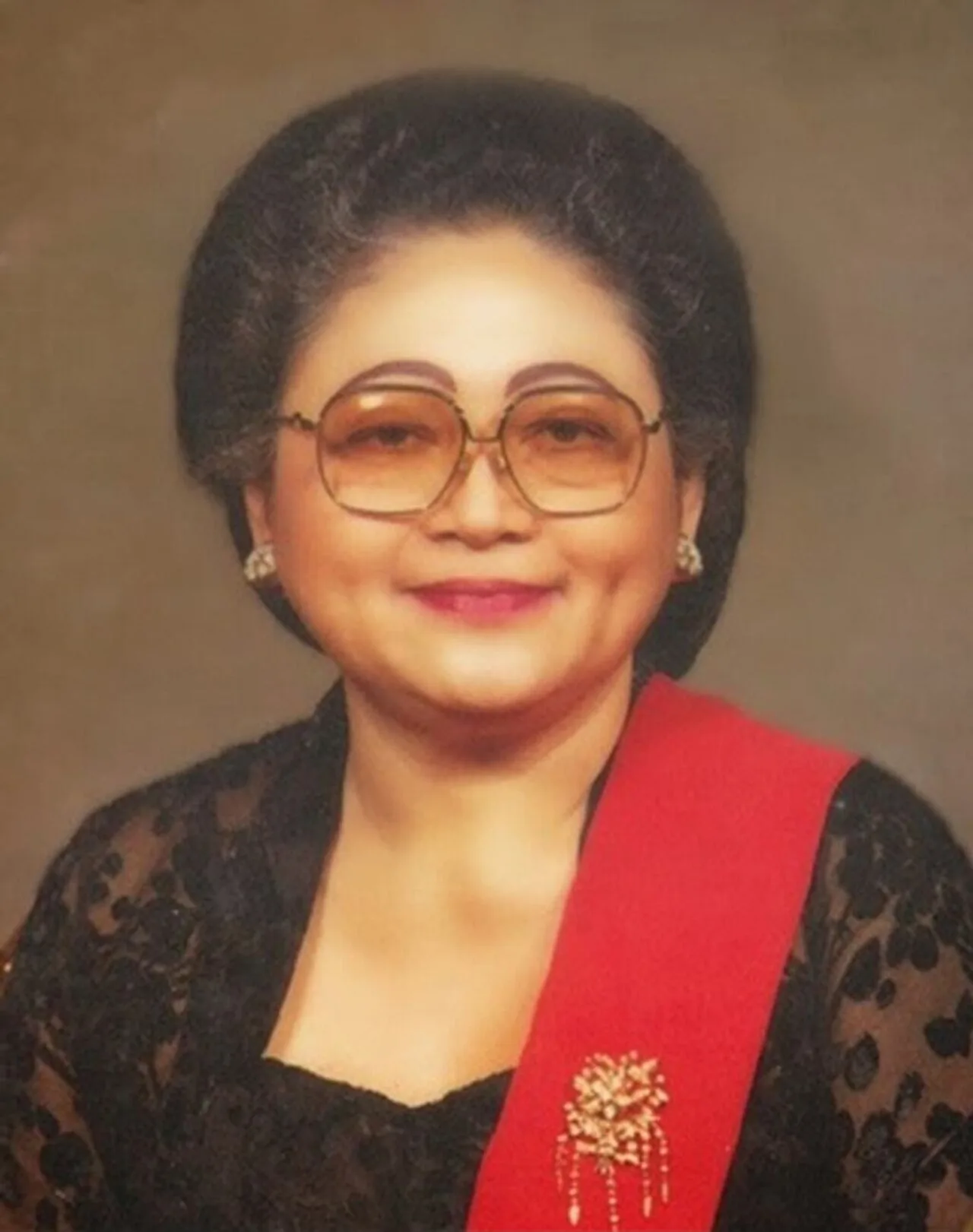 Porträt von Siti Hartinah Suharto (1923–1996) – Gedenkseite