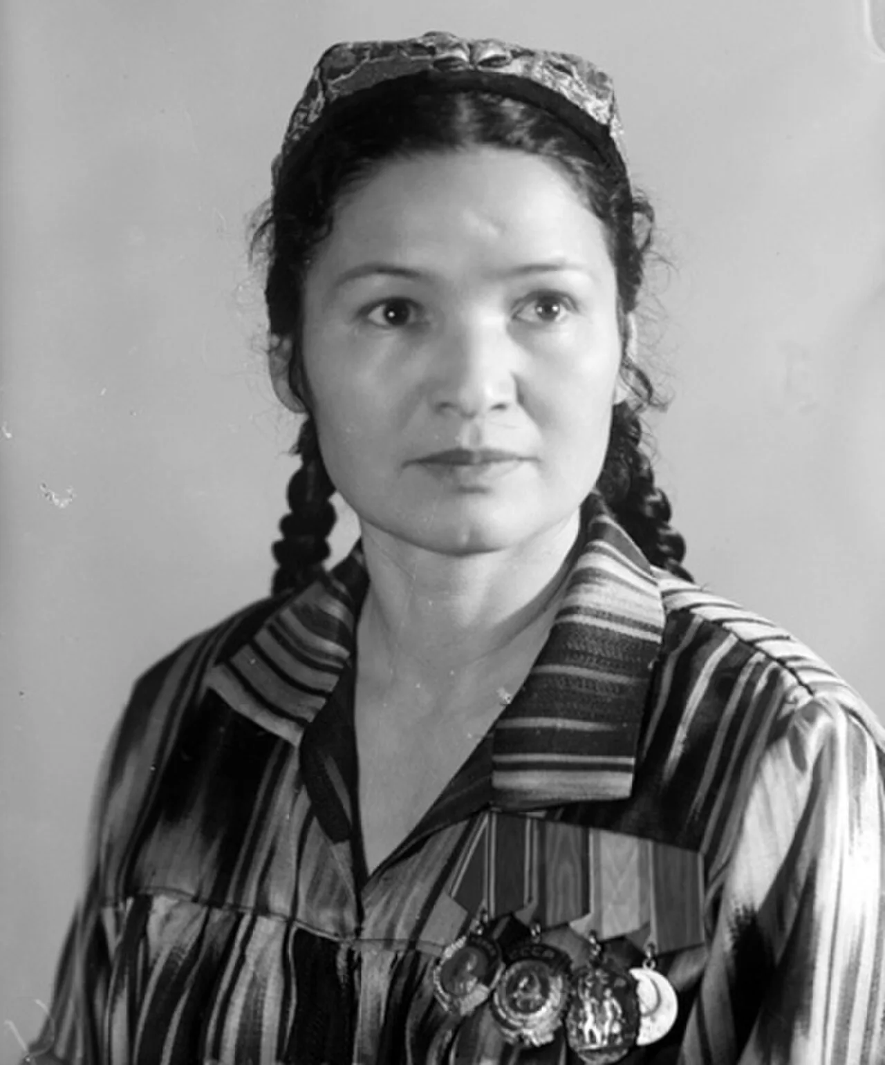 Porträt von Sora Abduraxmonovna Eshonto'raeva (1911–1998) – Gedenkseite