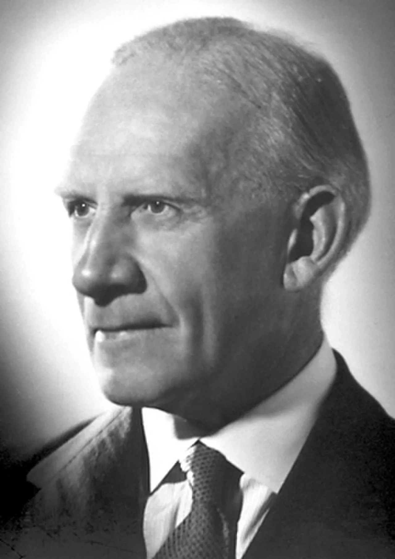 Portrait of Robert Robinson (1886–1975) – memorial page
