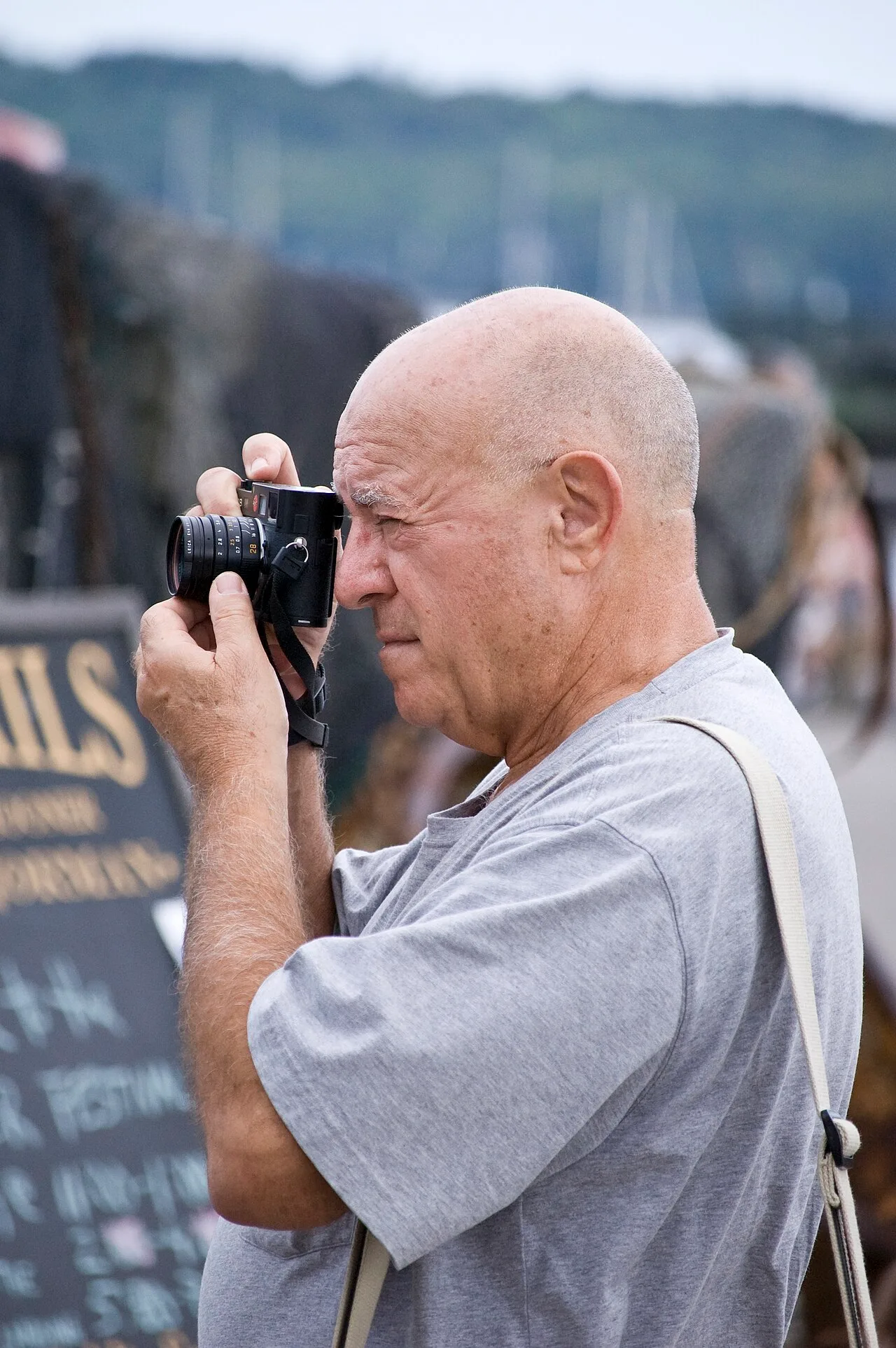 Porträt von Constantine Manos (1934–2025) – Gedenkseite