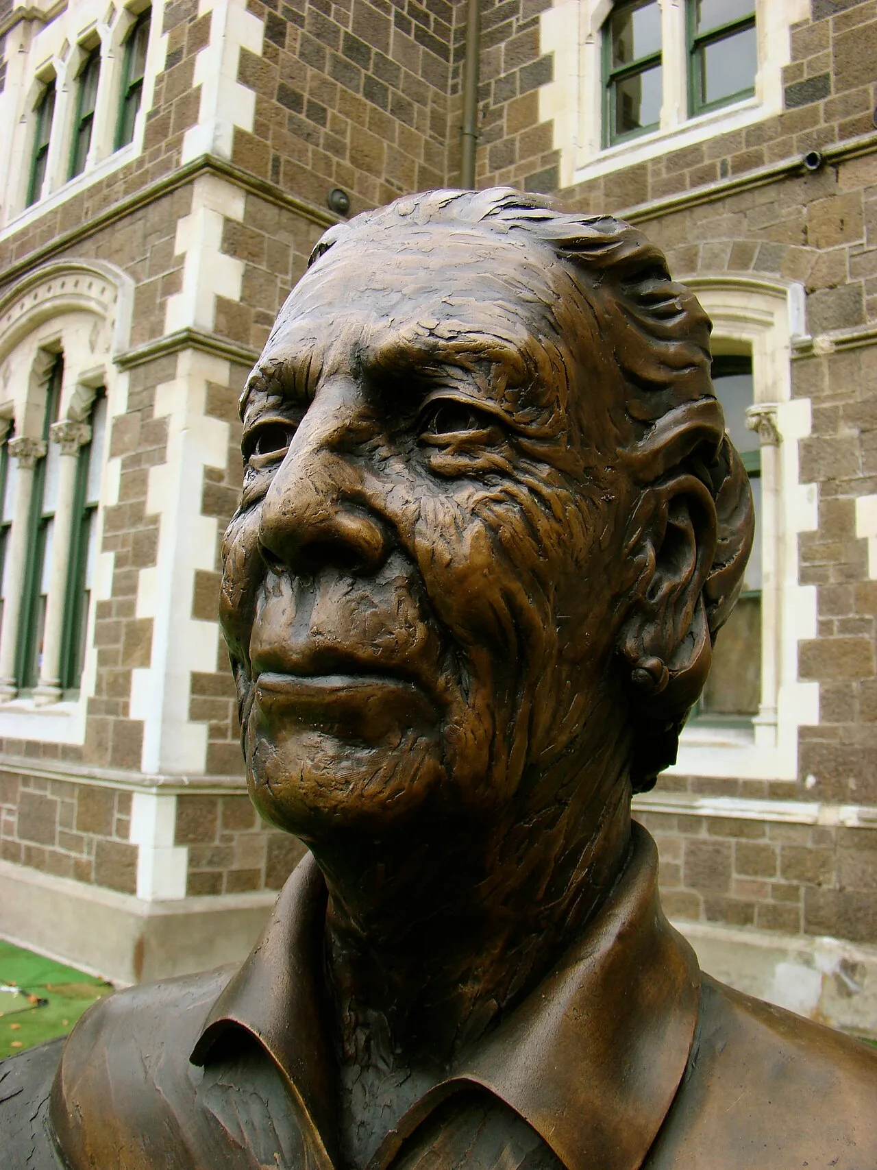 Portrait of Diana Isaac (1921–2012) – memorial page