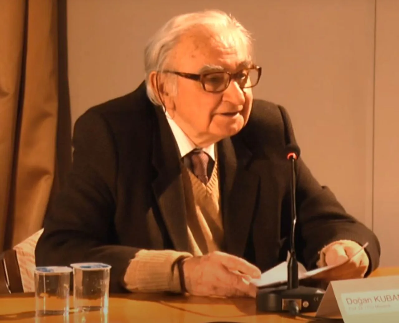 Porträt von Doğan Kuban (1926–2021) – Gedenkseite