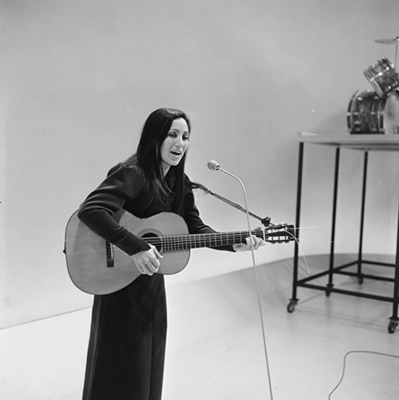 Porträt von Julie Felix (1938–2020) – Gedenkseite