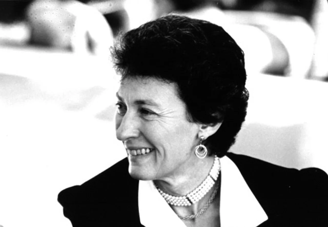 Portrait of Elizabeth Esteve-Coll (1938–2024) – memorial page