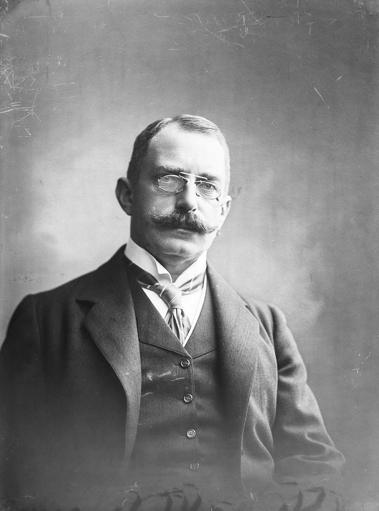 Portrait of William Ahlefeldt-Laurvig (1860–1923) – memorial page