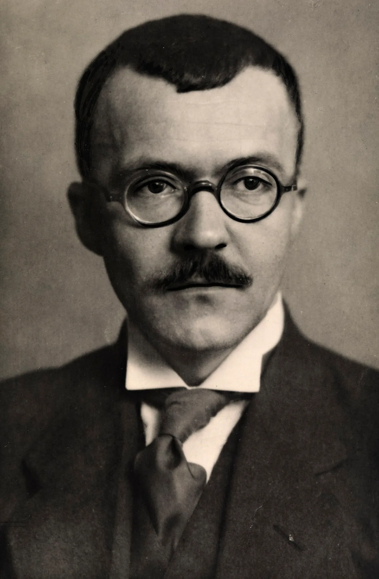 Porträt von Arnulf Øverland (1889–1968) – Gedenkseite