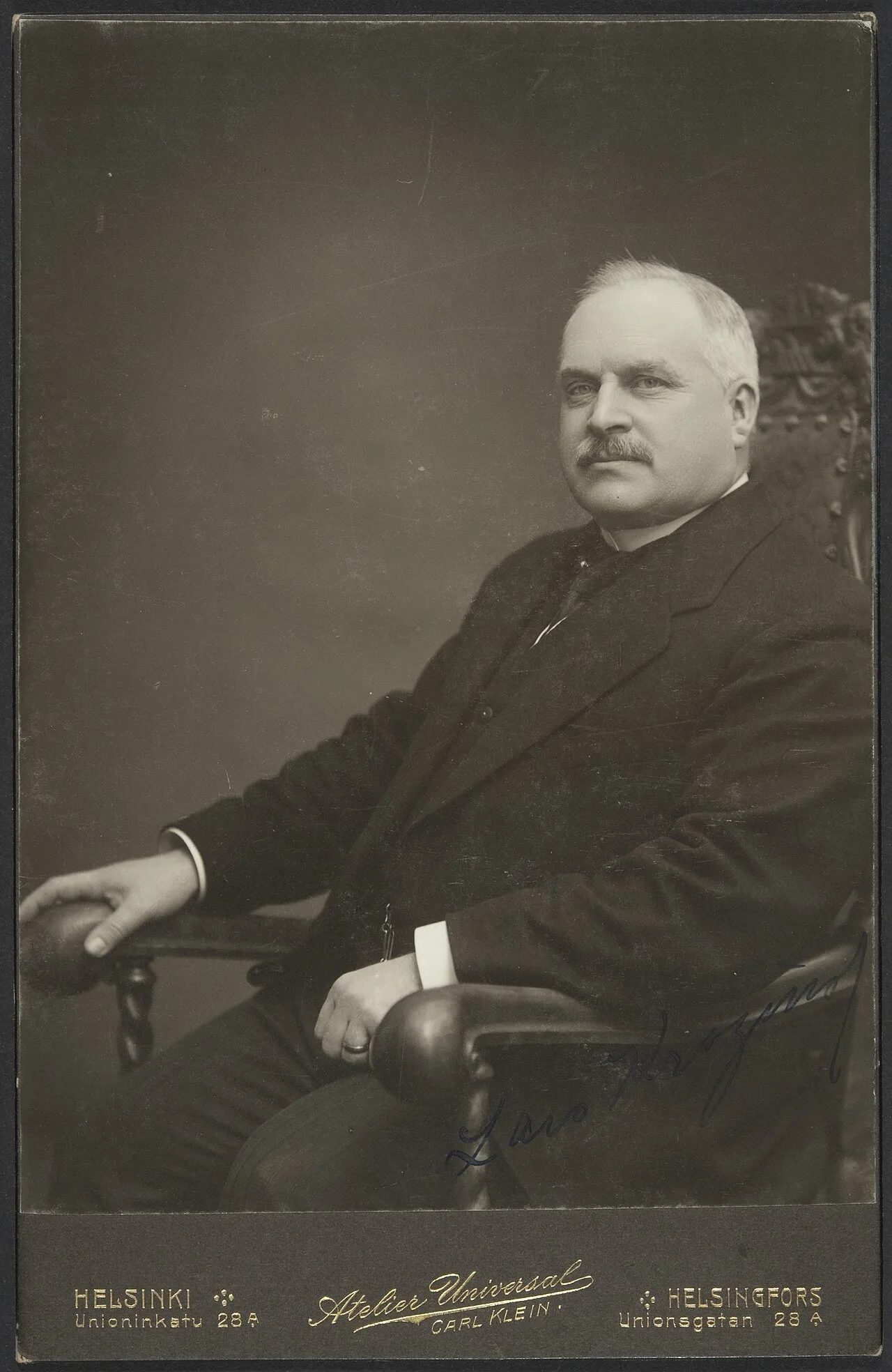Porträt von Lars Krogius (1860–1935) – Gedenkseite