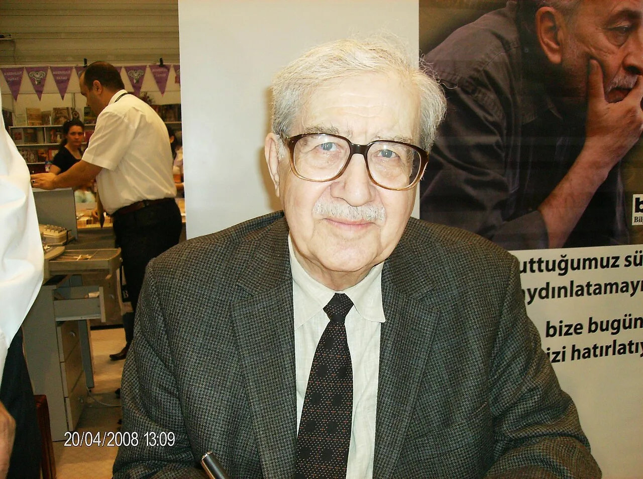 Porträt von Turgut Özakman (1930–2013) – Gedenkseite