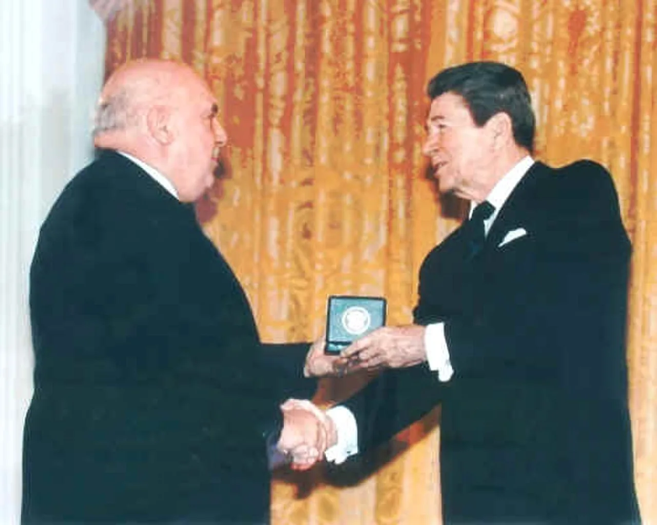 Porträt von Frank Piasecki (1919–2008) – Gedenkseite