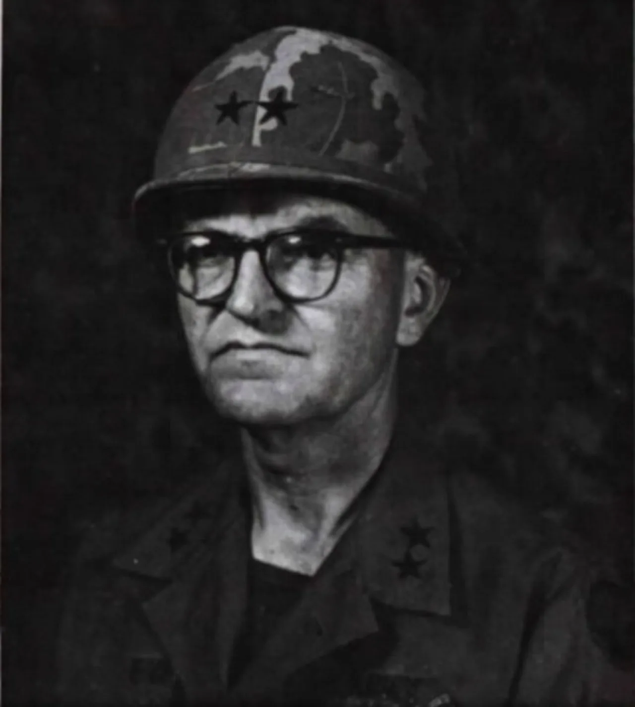 Porträt von Julian Ewell (1915–2009) – Gedenkseite