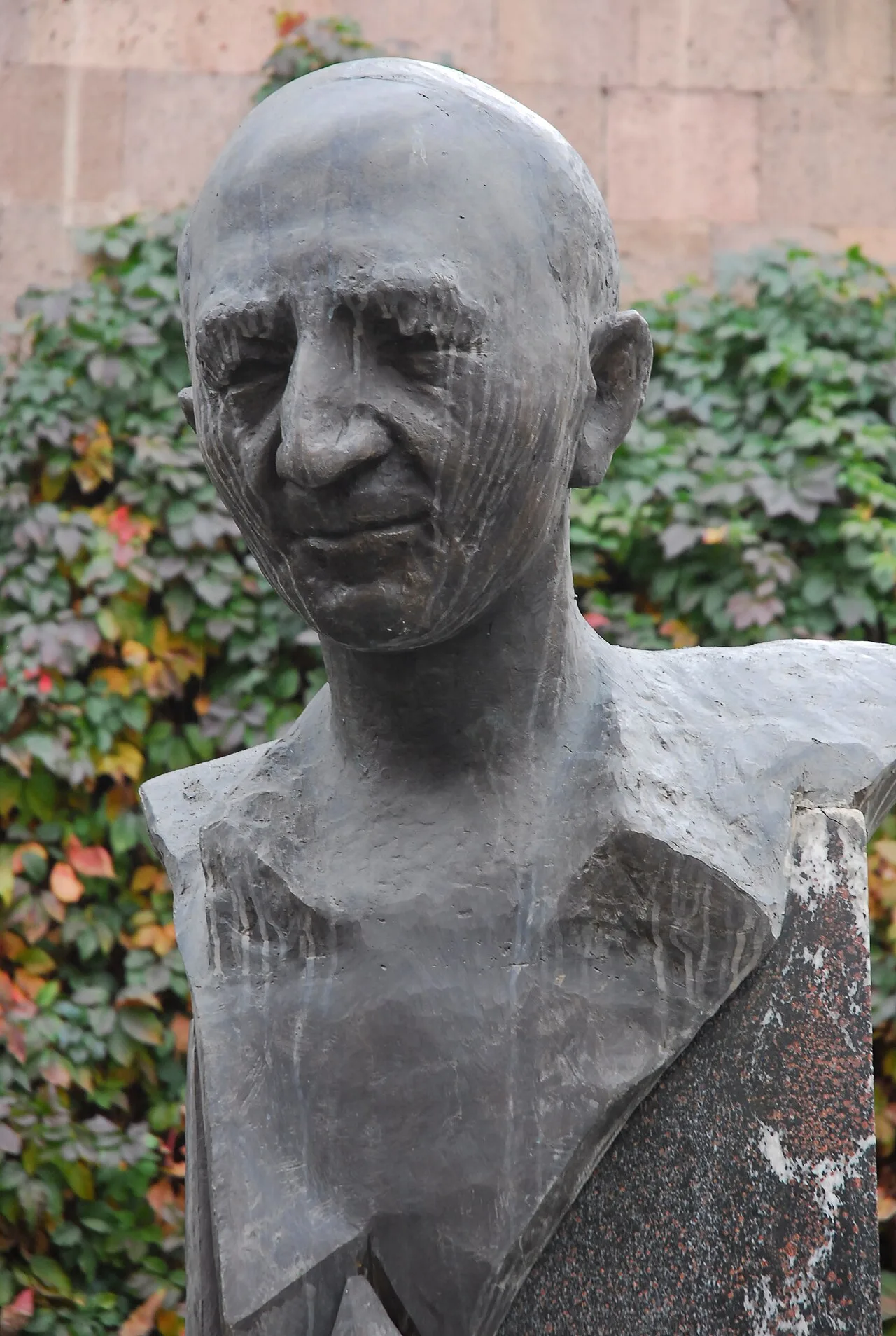 Porträt von Khachik Dashtents (1910–1974) – Gedenkseite