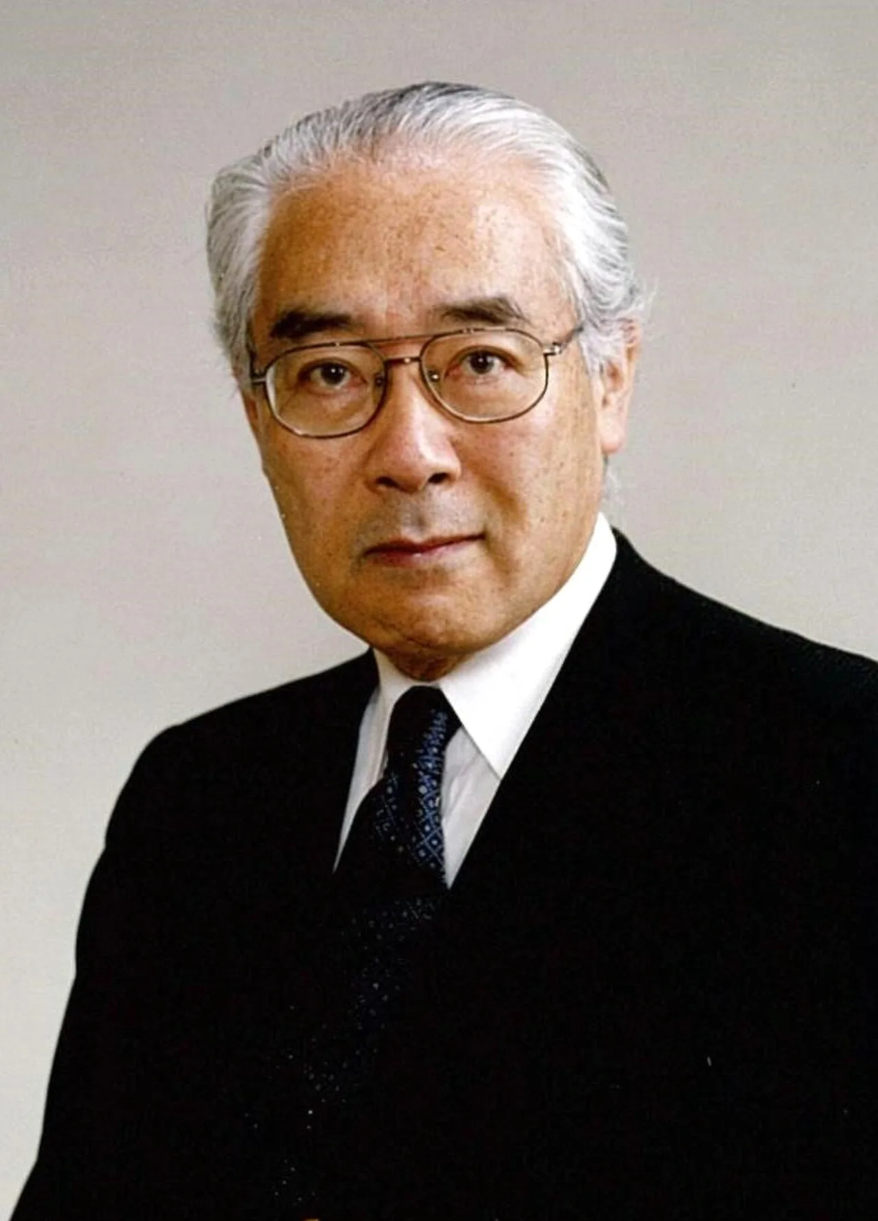 Porträt von Kotaro Suzumura (1944–2020) – Gedenkseite