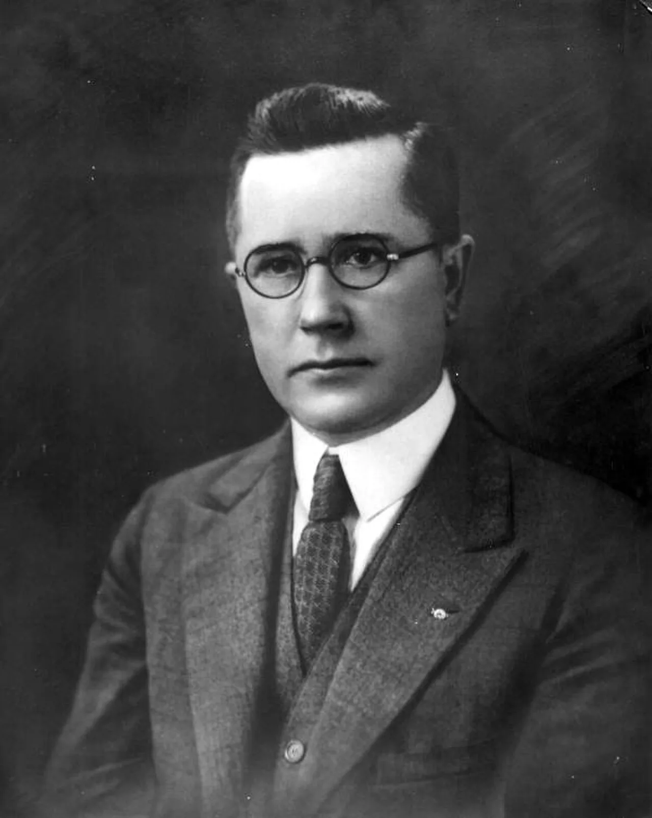 Porträt von Louie Willard Strum (1890–1954) – Gedenkseite