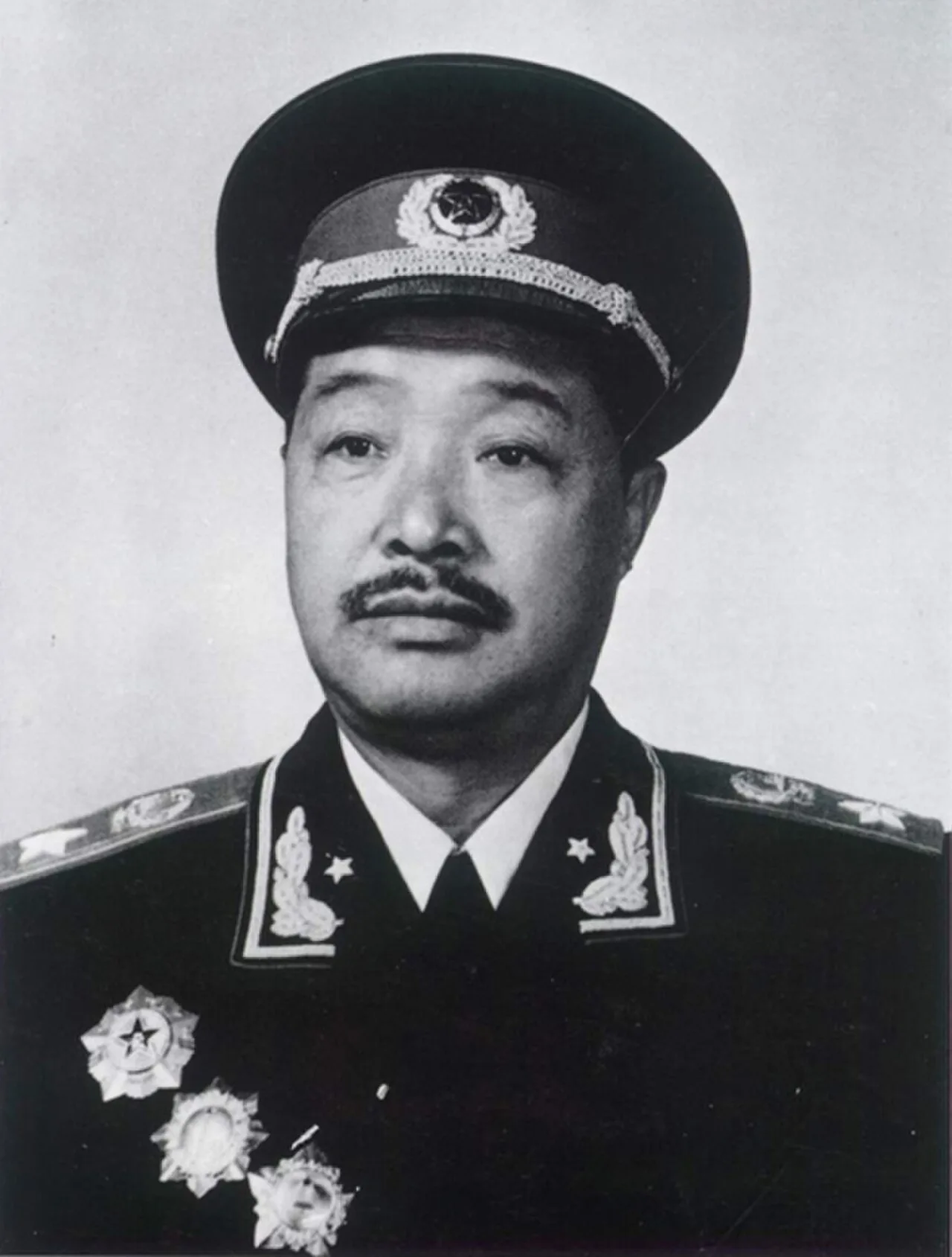 Porträt von He Long (1896–1969) – Gedenkseite