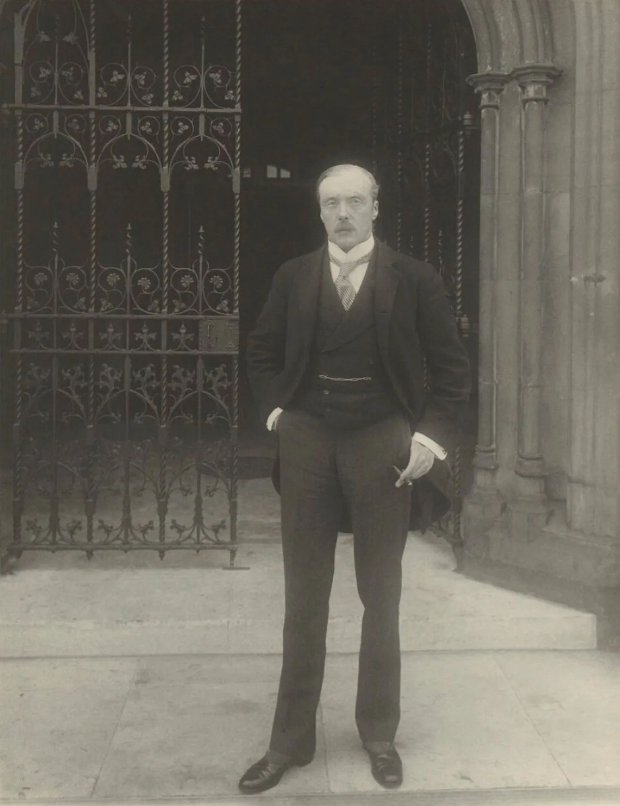 Porträt von Windham Wyndham-Quin, 5th Earl of Dunraven and Mount-Earl (1857–1952) – Gedenkseite