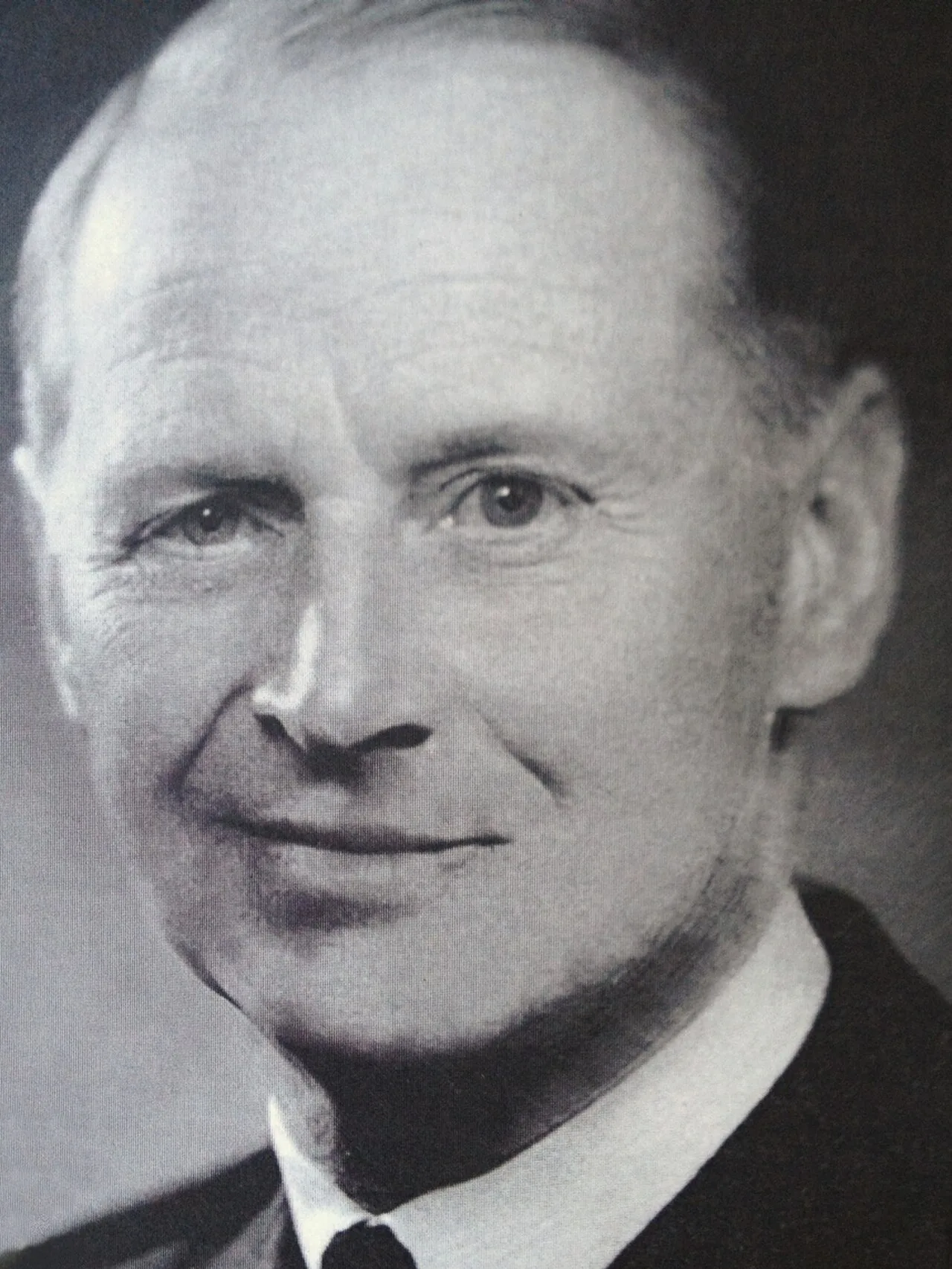 Porträt von Brian Burnett (1913–2011) – Gedenkseite