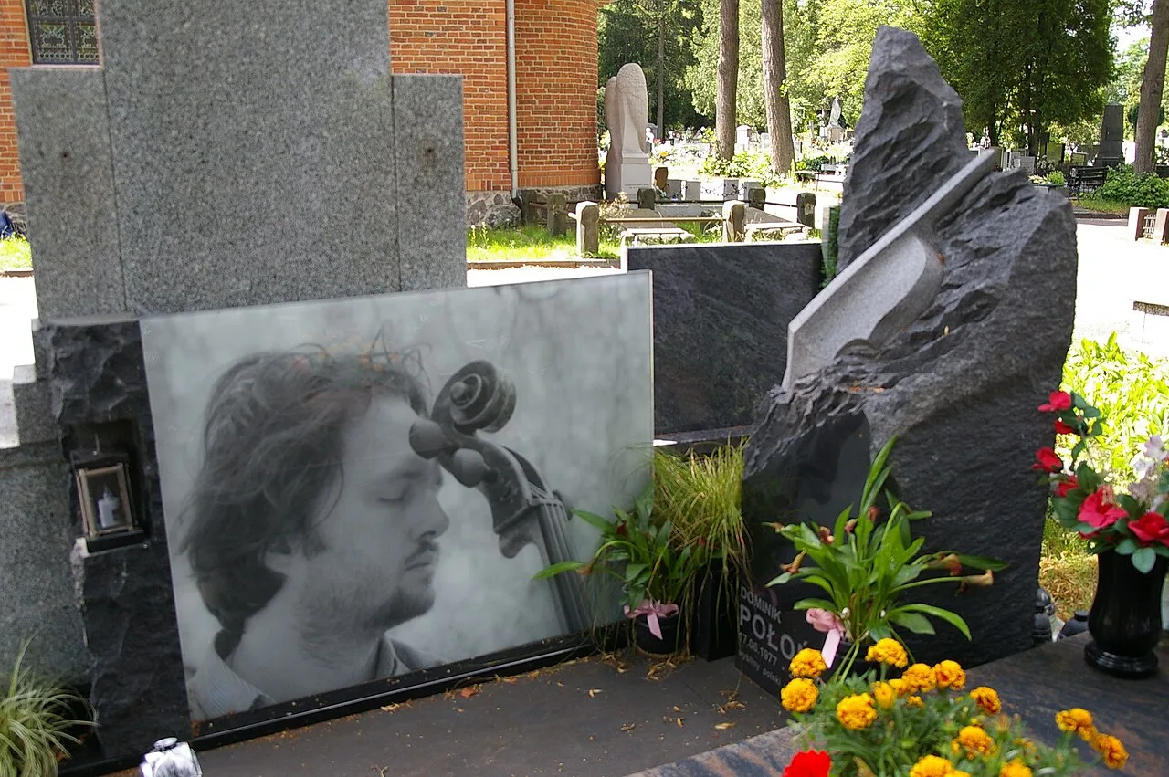 Porträt von Dominik Połoński (1977–2018) – Gedenkseite