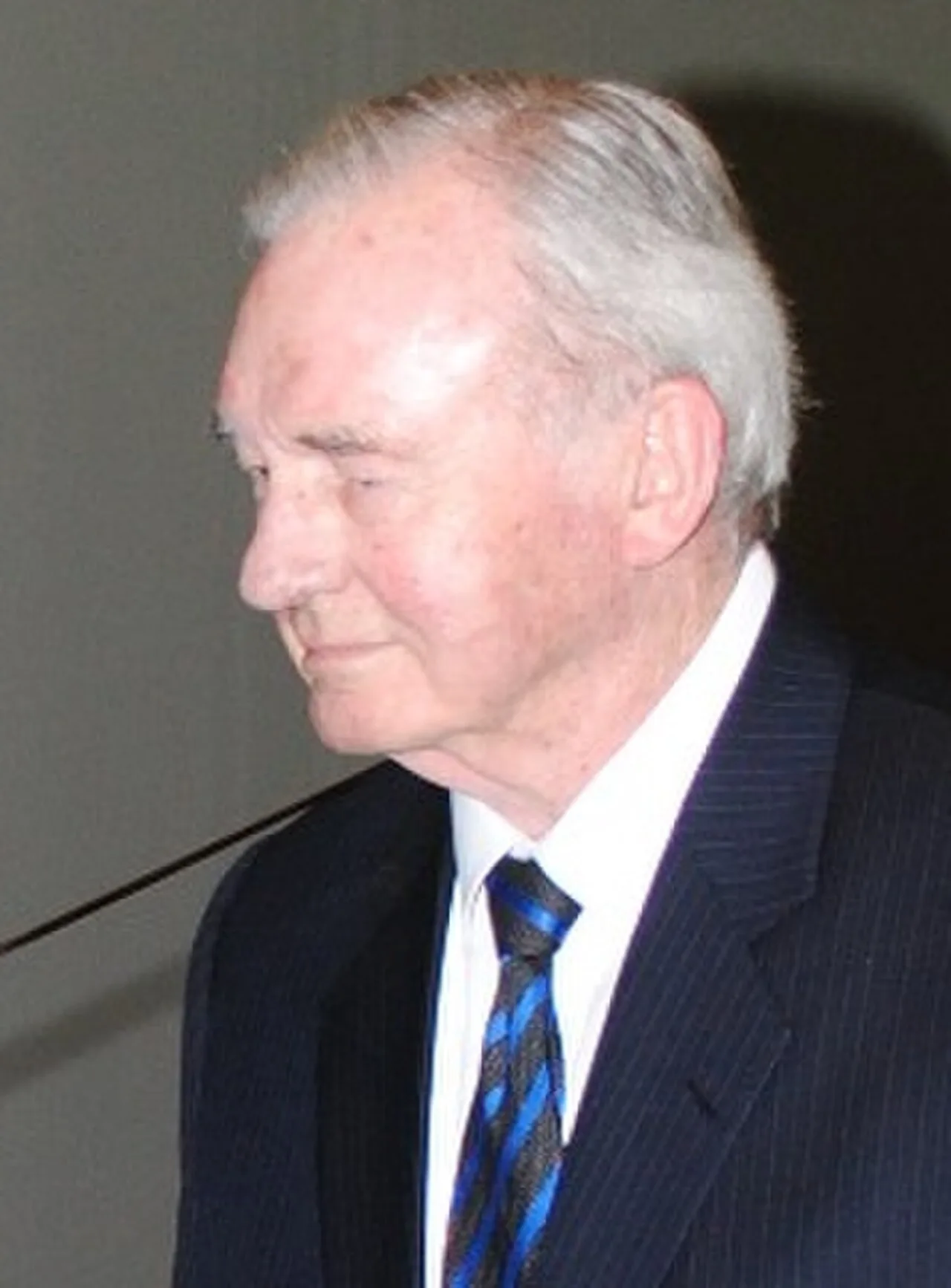 Portrait of Graeme Douglas (1929–2016) – memorial page
