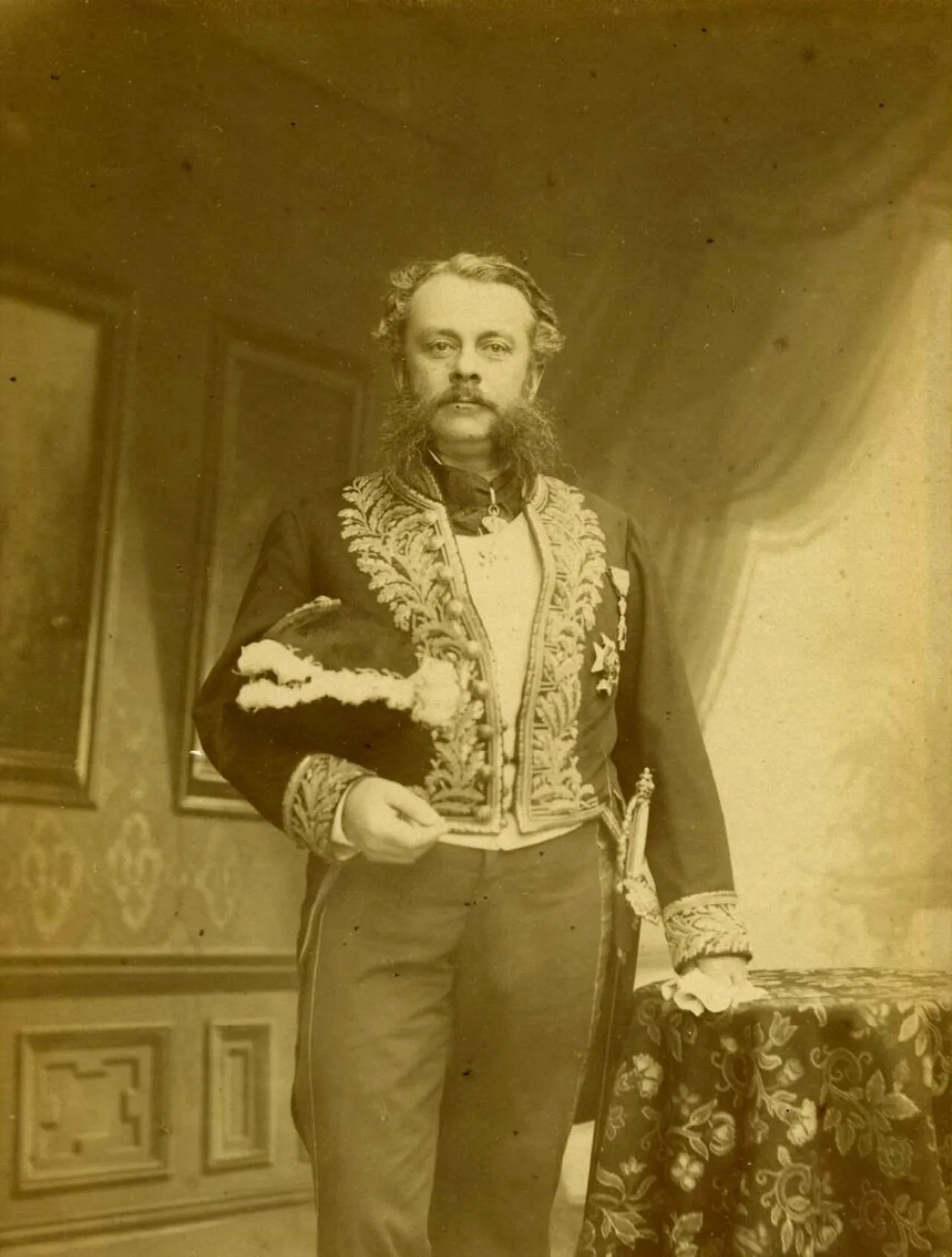 Porträt von Léon Pety de Thozée (1841–1912) – Gedenkseite