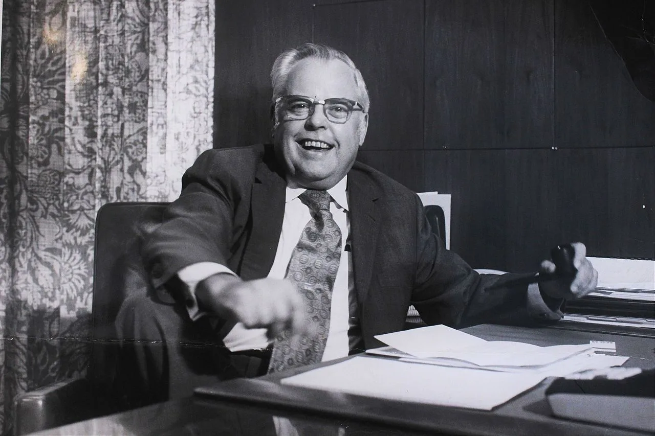 Porträt von James Hillier (1915–2007) – Gedenkseite