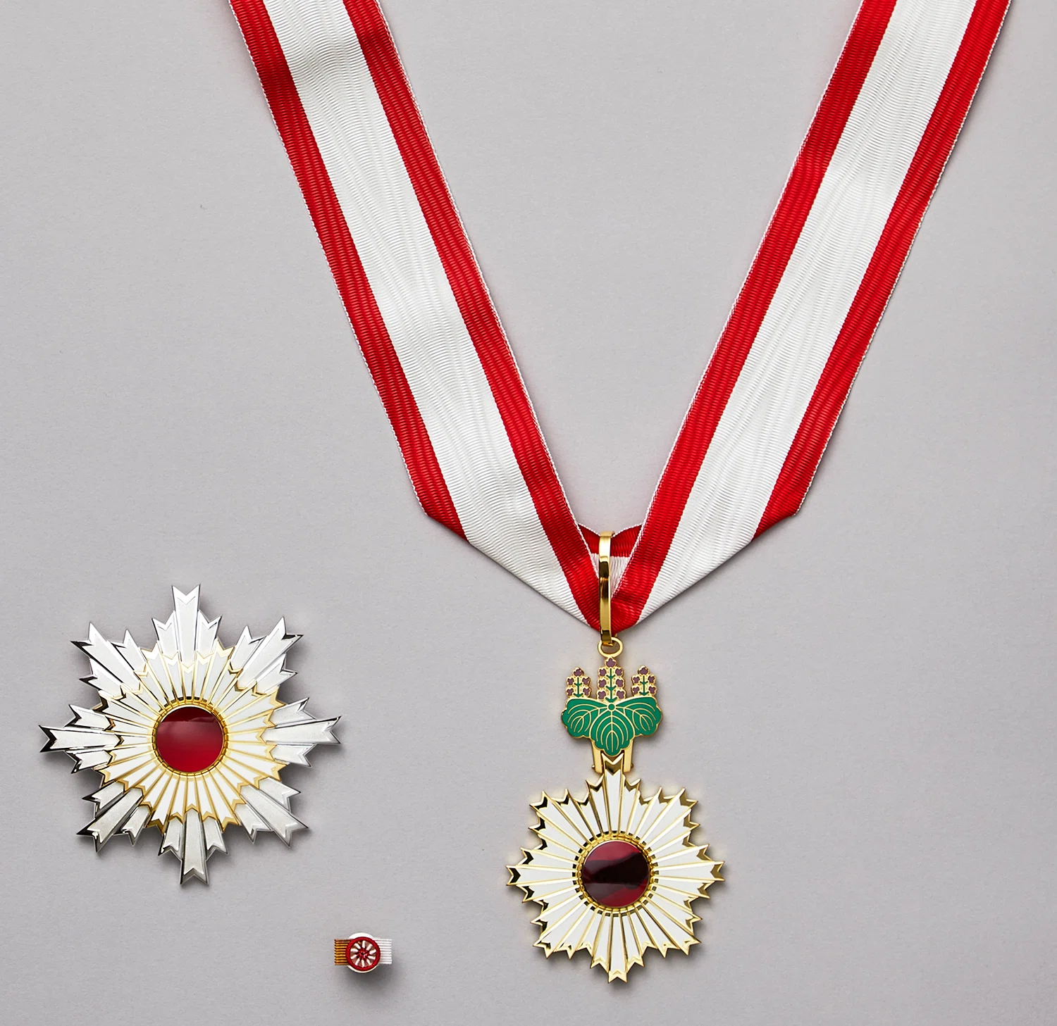 Order of the Rising Sun, Gold and Silver Star