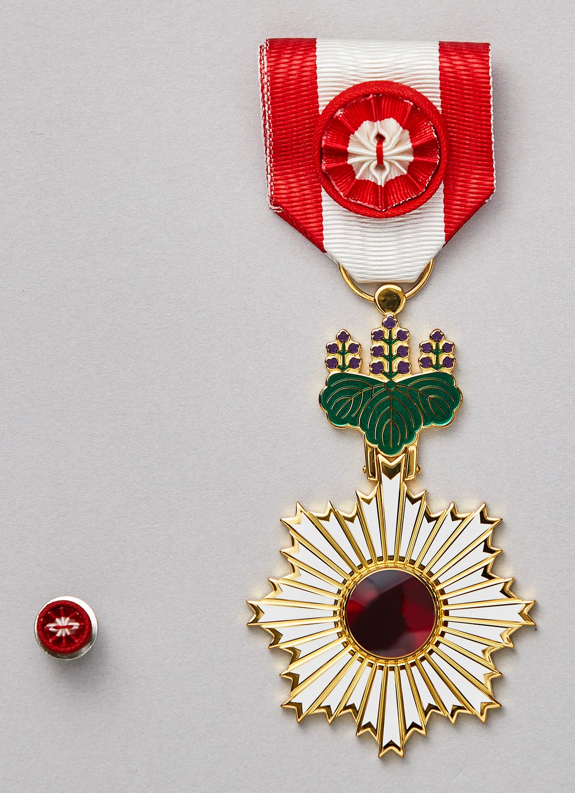 The Order of the Rising Sun, Gold Rays with Rosette