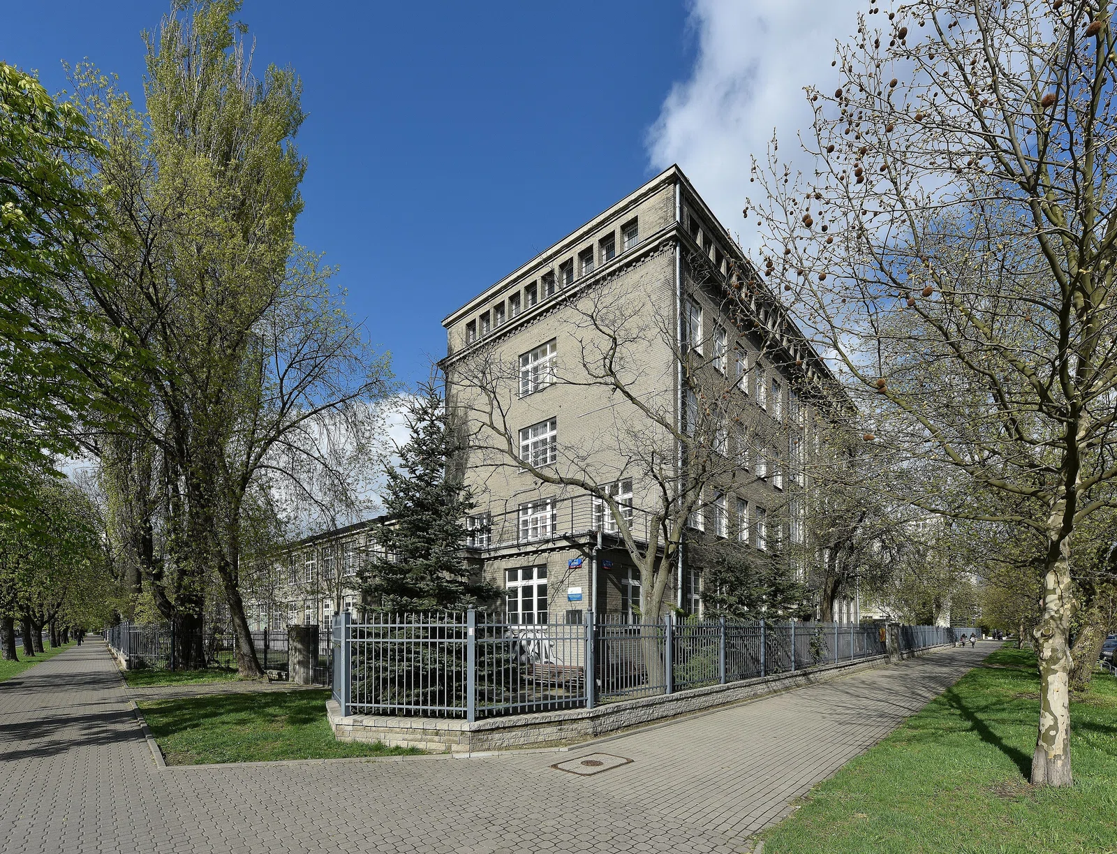Szkoła im. H. Wawelberga i S. Rotwanda w Warszawie