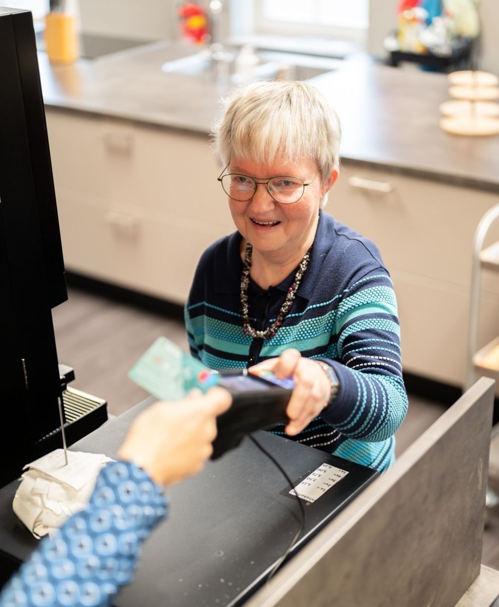 Annie Vaags achter de kassa