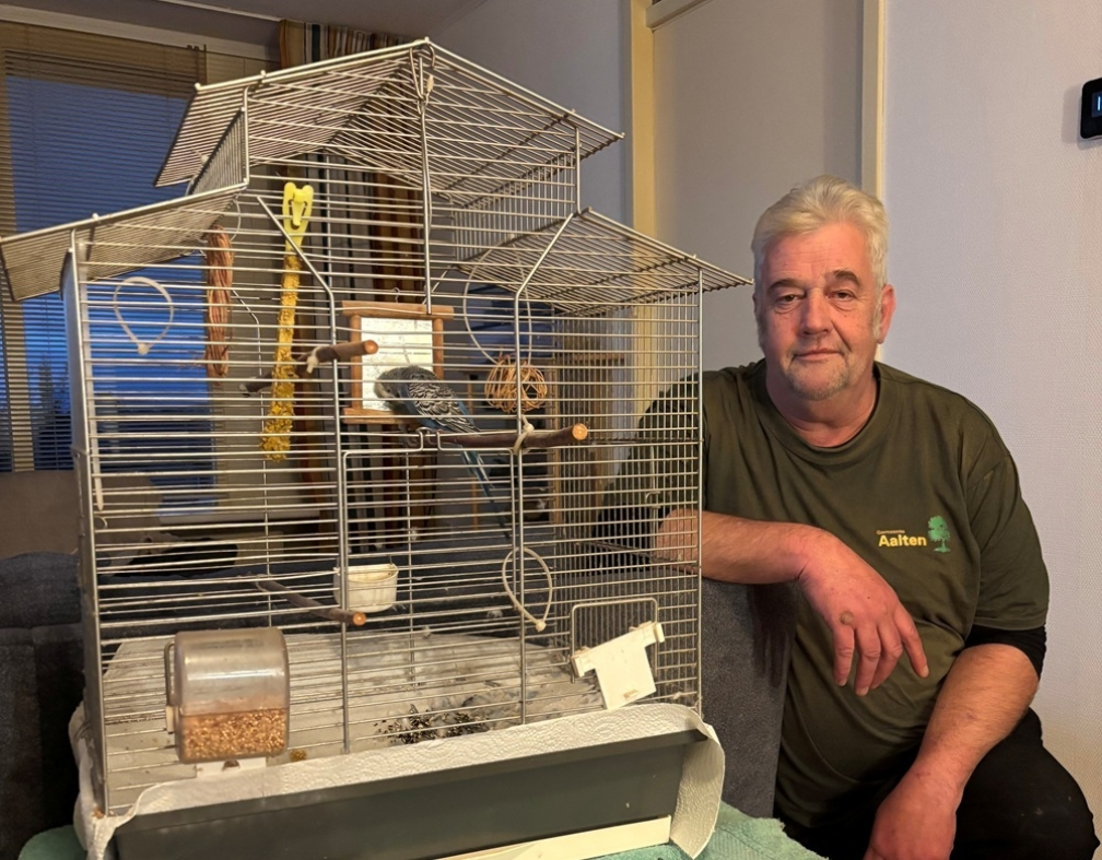 251125 Henk met parkiet ambulante ondersteuning Dinxperlo vierkant