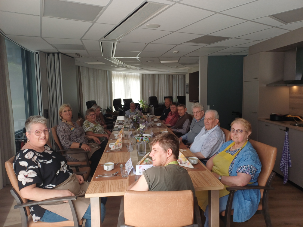 Groepsfoto prokkelwens koken voor ouderen