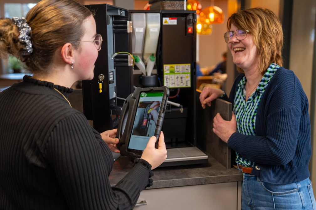 Floor en Wendy samen koffiemachine schoonmaken